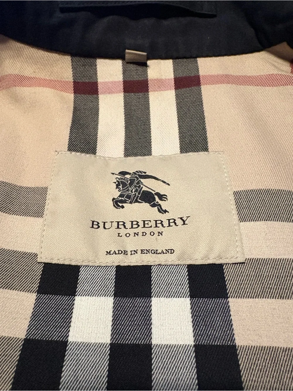 Classic Black Burberry Trench Coat with Contrast Trim - Picture 5 of 12